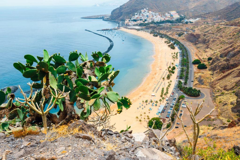 Que ver en Tenerife. Vista de la playa de las Teresitas en Tenerife