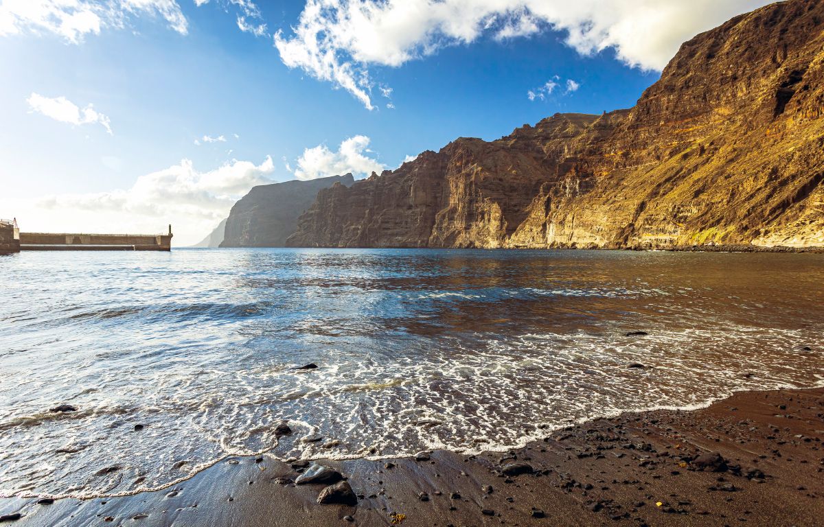 Vista de Playa los Guíos en los acantilados los gigantes en Santiago del Teide, Tenerife.